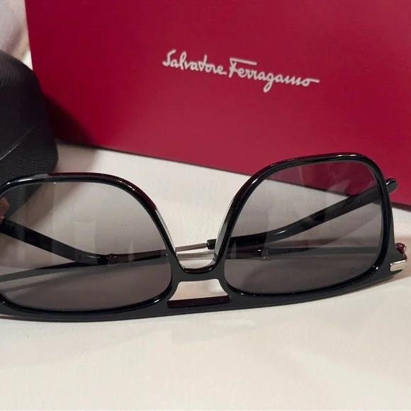FERRAGAMO unisex sunglasses, NWT - Picture 9 of 15